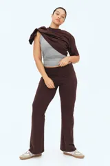 Pantalón marrón de punto suave con cintura ancha plegable y piernas rectas con bajo acampanado.
