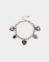 Pulsera plateada con cadena de eslabones gruesos y dijes colgantes de corazones con diferentes diseños.