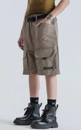 Bermuda color arcilla de corte oversize, con múltiples bolsillos y cinturón con hebilla.
