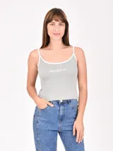Musculosa gris con breteles finos y bordado de un cangrejo rojo en el pecho.
