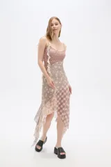 Vestido midi de poliéster con estampado floral y de cuadros, breteles finos y volados en el ruedo.