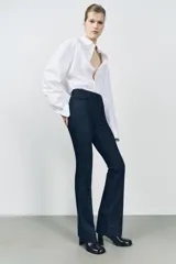 Pantalón de jean negro de tiro medio, corte bootcut y cinco bolsillos.