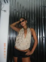 Top halter con estampado animal print en tonos beige y marrón.