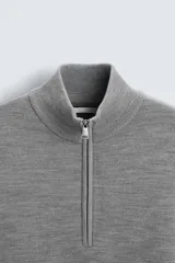 Jersey azul marino de punto, corte regular, cuello alto con cremallera, manga larga y terminaciones en rib.