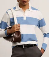 Remera de manga larga con cuello polo, a rayas horizontales anchas de color rosado y blanco.