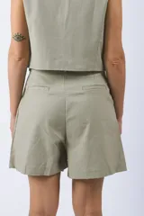 Chaleco sastrero de corte rígido, con botones frontales y diseño elegante.