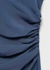 Vestido midi azul con cuello drapeado, corte recto, sin mangas y cintura drapeada.
