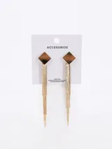 Aros colgantes dorados con forma de rombo y flecos de cadenas finas.