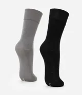 Kit de dos pares de medias de caña alta, una gris y otra negra, confeccionadas en viscosa certificada con fibra de bambú.