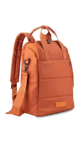 Mochila matera confeccionada en tela impermeable color beige, diseñada con dos compartimientos independientes para el kit de mate y objetos personales. Cuenta con bolsillos internos, asas de mochila acolchadas, asa de mano superior y una correa ajustable extraíble para llevar al hombro.