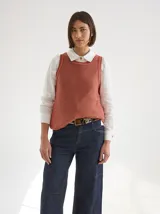 Chaleco tejido color crema con cuello redondo y rayas verticales marrones.