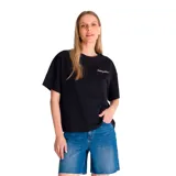 Remera negra de algodón con corte boxy, cuello redondo y mangas cortas. Presenta logo de Caterpillar bordado en el pecho y parche con logo en la manga izquierda.