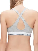 Bralette deportivo Calvin Klein color gris melange, confeccionado en algodón modal, con copas sin costuras con relleno y tiras cruzadas en la espalda. Banda inferior elástica blanca con logo Calvin Klein.