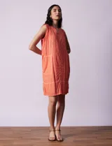 Vestido de algodón texturado color naranja, con cuello en V y sin mangas.