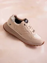 Zapatillas urbanas color beige con detalles plateados en el talón y logo de Star Wars en la lengüeta.