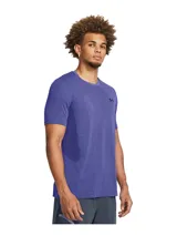 Remera deportiva Under Armour Vanish Seamless de hombre, color negro con logo plateado en el pecho. Confeccionada en tejido transpirable de secado rápido y sin costuras para evitar el roce.