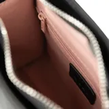 Cartera tote negra de cuero sintético con diseño acolchado, doble asa corta y correa larga regulable extraíble. Tiene cierre superior, bolsillo interno con cierre y logo metálico plateado en el frente.