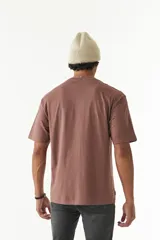 Remera oversize negra de algodón con cuello redondo y mangas cortas. Corte amplio y relajado.