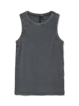 Musculosa gris de algodón con cuello redondo y corte ajustado.