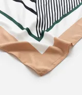 Pañuelo cuadrado de satén con estampado de rayas geométricas en blanco, negro y marrón.