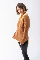 Sweater marrón de punto con escote en V y mangas largas con diseño trenzado.