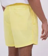 Bermuda short color naranja, de corte recto, con cintura elástica y bolsillos laterales.
