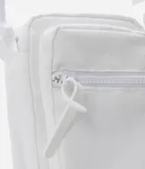 Bolso mini bandolera color blanco con correa ajustable, cierre de cremallera y bolsillo frontal con cremallera.