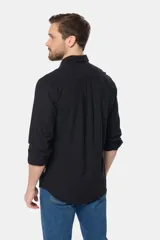 Camisa de lino blanca de manga larga, con bolsillo en el pecho con logo bordado y botones personalizados.