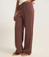 Pantalón marrón de algodón con forro de polar, corte ancho y cintura elástica.