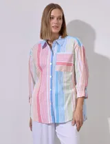 Camisa de algodón con estampado de rayas en varios colores, con cuello con solapa y bolsillo aplicado.