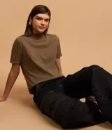 Remera femenina de algodón color marrón, con cuello alto en punto roma y mangas cortas con dobladillo.