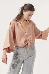 Camisa color lila de lino, con cuello clásico, mangas 3/4 amplias y cierre frontal con botones.