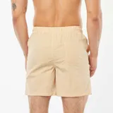 Short de baño color beige con rayas verticales finas color mostaza, cintura elástica con cordón ajustable y bolsillos laterales.