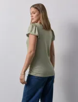 Remera azul de modal, marca French Loundry. Manga corta con detalle de puntilla.