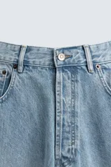 Pantalón de jean gris oscuro, de corte holgado y amplio en toda la pierna. Tiro medio y tejido rígido.