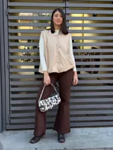 Pantalón de jean marrón de corte wide leg.