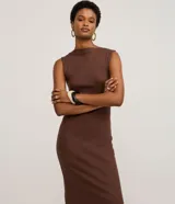 Vestido midi de tejido rib color marrón, con escote canoa y manga corta. Presenta un corte recto que entalla la silueta, confeccionado en una mezcla de algodón y elastano para mayor comodidad y flexibilidad.