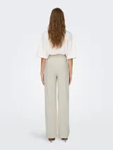 Pantalón de vestir color beige, de tiro medio y corte recto. Confeccionado en mezcla de lino y viscosa, con cierre de botón y cremallera, trabillas para cinturón y detalle de pinzas.