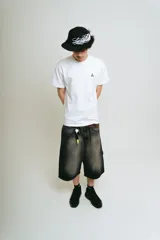 Bermuda de jean negro lavado, corte baggy carpintero, con bordado gótico en la parte trasera, bolsillos grandes, bolsillo lateral y tira carpintera lateral.