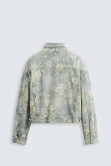Cazadora cropped fit confeccionada en denim de algodón con estampado floral. Tiene cuello solapa, manga larga con puño abotonado, bolsillos de vivo en el pecho, efecto lavado y cierre frontal de botonadura oculta por solapa.