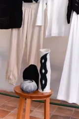 Cuenco decorativo tejido artesanalmente con la técnica de fieltro húmedo, a partir de lana merino.