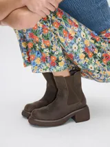 Botas Chelsea color beige con estampado floral, elástico lateral marrón y suela track color marrón.