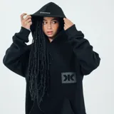Hoodie negro con capucha y bolsillo tipo canguro.