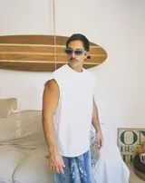 Remera blanca sin mangas de corte oversize con largo semi boxy.