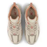 Championes urbanos New Balance modelo 530, color crema con detalles en beige y naranja, confeccionados en malla y cuero sintético, con logo "N" característico en los laterales y entresuela ABZORB.