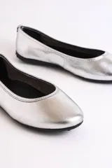 Ballerinas negras de cuero genuino, con diseño clásico y punta redondeada.