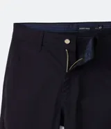 Pantalón masculino de corte slim, confeccionado en tejido de sarga color negro. Cuenta con bolsillos laterales y traseros, cierre con botón y cremallera, y trabillas en la cintura.