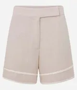 Short de cintura alta color beige, confeccionado en viscosa y lino, con detalle de cordón en la cintura.