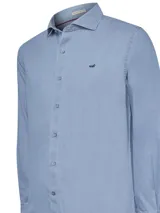 Camisa de denim de algodón orgánico, con cuello italiano y botones de madera, de corte limpio y diseño minimalista.