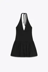 Vestido corto marrón con cuello halter con lazada y escote pico.